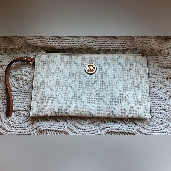 Michael Kors Handbags - EUC Large Micheal Kors Wristlet